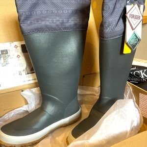 NWT - Original MUCK boot company Forager Tall boot unisex. Gray/print
